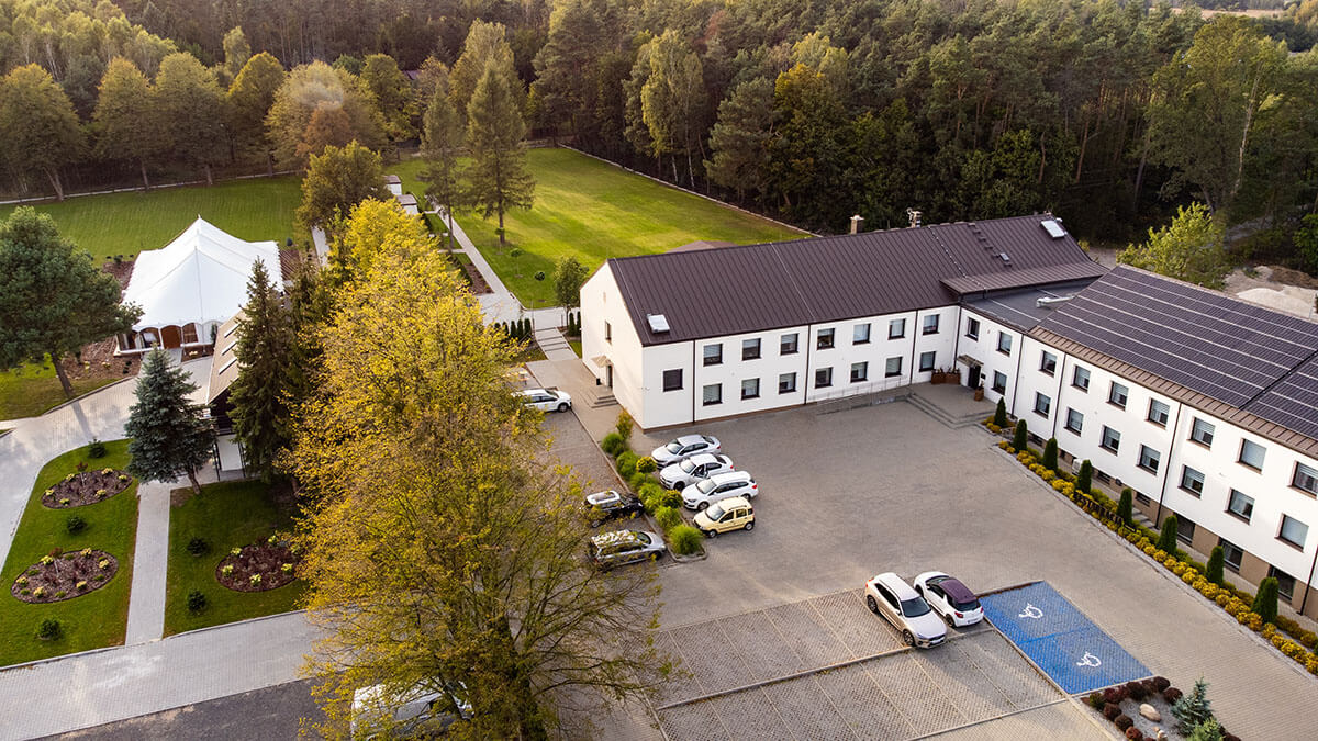 duży parking, tereny zielone, natura i spokój